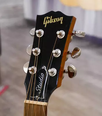 Gibson - J-45 Studio Walnut - Natural 2